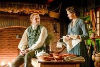 Outlander - Die Highland-Saga – Claire (Caitriona Balfe), Jamie (Sam Heughan) Die Verwendung des sendungsbezogenen Materials ist nur mit dem Hinweis und Verlinkung auf TVNOW gestattet.