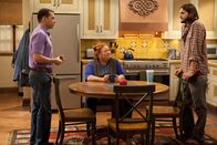Two and a Half Men – L-R: Alan (Jon Cryer), Berta (Conchata Ferrell) und Walden Schmidt (Ashton Kutcher)