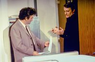Columbo – Inspektor Columbo arbeitet beim Morddezernat in Los Angeles, hat ein Glasauge, fährt ein altes Auto, raucht Zigarre, trägt einen zerknitterten Trenchcoat und wirkt stets zerstreut. Doch hinter diesen Marotten versteckt sich ein genialer Ermittler, der auf ganz eigene Art jeden Mörder überführt.