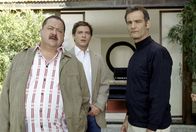 Die Rosenheim-Cops – Korbinian Hofer (Josef Hannesschläger, li.) und Christian Lind (Tom Mikulla, mi.) bewundern den schönen Garten Hausleitners (Heinrich Schafmeister, re.), aber der ahnt, dass die beiden Kommissare etwas ganz anderes im Schilde führen.