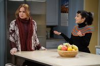 Last Man Standing – Kristin (Amanda Fuller, l.); Mandy (Molly Ephraim, r.)