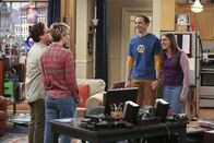 The Big Bang Theory – Sheldon (Jim Parsons, 2.v.r.) und Amy (Mayim Bialik, r.) haben aufregende Neuigkeiten für Leonard (Johnny Galecki, l.) und Penny (Kaley Cuoco, 2.v.l). Sie haben beschlossen, einen Schritt weiter in ihrer Beziehung zu gehen und sich ein Tier zulegen möchten, um das sie sich kümmern wollen ...