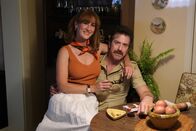 Happily Married – (1. Staffel) - Happily Married - Micheline Paquette (Karine Gonthier-Hyndman, l.); Serge Paquette (Patrice Robitaille, r.)