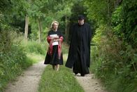 Father Brown – Der Vater der Schriftstellerin Hannah Moxley (Nathalie Buscombe, l.), Jeremiah Moxley, wird ermordet. Der Tatort gleicht einer Szene aus Hannahs neuem Roman. Sie sucht Rat bei Father Brown (Mark Williams, r.).