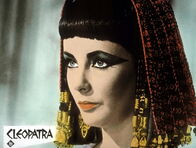 Cleopatra – Die äußerst schöne und machtbewusste Königin Ägyptens, Cleopatra (Elizabeth Taylor), weiß ihre verführerischen Argumente überzeugend einzusetzen ...