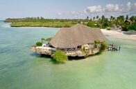 Sansibar - Legende und Lebenslust – Das Restaurant „The Rock“ vor der Küste des Ortes Michamvi kann man bei Flut nur mit dem Boot erreichen.