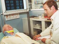 In aller Freundschaft – Nach einer Operation eines prominenten Strafrechtlers, Richard Zweig (Dieter Goertz) kommt es zur Komplikationen. Dr. Kreutzer (Johannes Steck, rechts) drohen wieder einmal strafrechtliche Sanktionen!