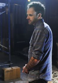 Elementary – Sherlock Holmes (Jonny Lee Miller) wird zu einem Mordfall gerufen, bei dem nur eine riesige Blutlache auf dem Boden zurückgeblieben ist, jedoch keine Leiche. Sofort ist Holmes klar, wer der Täter sein muss ...