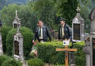 Hubert und Staller – Hubert (Christian Tramitz, links) und Staller (Helmfried von Lüttichau) schauen auf dem Friedhof nach dem Rechten, da sie einen anonymen Anruf erhalten haben, dass das Grabkreuz von Hanna Mithuber vom Sockel geschlagen wurde.