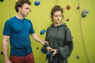 Die Chefin – Jasko Franzen (Justus Johanssen, l.) und Nele Kasdorf (Soraya Bouabsa, r.) wollten sich mit einer eigenen Kletterhalle ein neues Leben aufbauen. Der Tod von Neles Vater wirft sie zurück.