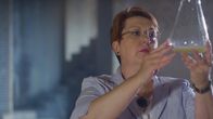 Verlorenes Wissen – Forscherin Christina Lee kocht ein Heilmedizin-Rezept aus dem Mittelalter nach.