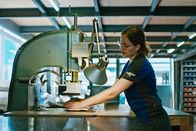 Berufsbild – In ihrer Lehre hat Kerstin Lanz schon etliche Töffsattel bezogen oder Sonnensegel genäht.