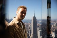 Terra X: Weltstädte – Hoch nach oben: Leon Windscheid im Aufzug des "Summit One Vanderbilt" in Midtown Manhattan. Im Hintergrund das World Trade Center.