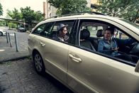 neoriginal: Blockbustaz – Frisch aus dem Knast entlassen, lässt sich Sol (Eko Fresh) nach Hause chauffieren und eckt mit der eigenwilligen Taxifahrerin (Katy Karrenbauer) an.
