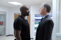 Atlanta Medical – Dr. Barrett Cain (Morris Chestnut, l.); Dr. Randolph Bell (Bruce Greenwood, r.)