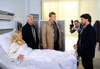 Rote Rosen – ARD ROTE ROSEN FOLGE 1625 Uhr im ERSTEN. Uli Klein (Patrick Bach, r.) provoziert Jule (Kim-Sarah Brandts, l.) vor Thomas (Gerry Hungbauer, 2.v.l.) und Sönke (Bo Hansen, M.) zu einem Ausraster. Einen Pressefotografen (Komparse) hat er gleich mitgebracht.