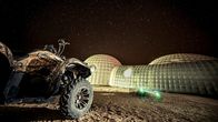 Aufbruch ins All – Nachtimpression aus dem Wüstencamp, in dem Wissenschaftler eine Mars-Mission simulieren.