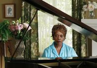 Desperate Housewives – Betty (Alfre Woodard) plant mit Caleb mitten in der Nacht abzureisen, doch sie werden von der Polizei aufgehalten und festgenommen ...