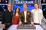 Quizduell – Moderator Jörg Pilawa (2.v.r.) mit Kandidaten des Teams „Comedy“: Simon Gosejohann (l.) und Enissa Amani (2.v.l.), beide Comedians - sowie dem Teamkapitän Team "Deutschland": Robert Steinberg (r.), Kundenberater aus Hamburg.