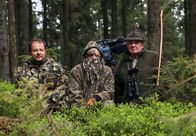 Mythos Wald – Um den Tieren des Waldes möglichst nahe zu kommen, ist es wichtig nicht entdeckt zu werden. Tarnkleidung heißt hier das Schlüsselwort.