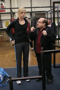 It's Always Sunny in Philadelphia – Frank (Danny DeVito, r.), in jungen Jahren als Boxer gefürchtet, beschließt, seine Tochter Dee (Kaitlin Olson, l.) in der Kunst der Selbstverteidigungs zu unterrichten. Da trifft er in der Boxhalle auf seinen alten Gegner Bobby, der dort mit seiner Tochter Brianna trainiert. Es dauert nicht lange, und Brianna fordert Dee zu einem Kampf heraus