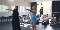 Spellbound - Verzaubert in Paris – Mia (Abigail O'Regan, l.) ist aus dem Spiegel befreit und tanzt nun erleichtert zusammen mit Cece (Hailey Romain r.) vor ihrer Klasse und Ballettdirektor Armando Castillo (Rik Young, h. stehend.)