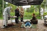 Rentnercops – v.l.) kommen zum Tatort. Haben Dr. Rosalind Schmidt (Helene Grass, r.) und die Spusi (Komparsen) schon Hinweise auf den Täter gefunden?