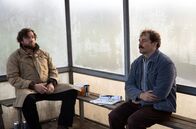 Warten auf'n Bus – Johannes (Ronald Zehrfeld) und Ralf (Felix Kramer) sitzen im Wartehäuschen.