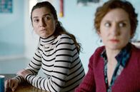 Nur 37 Sekunden – Marie (Nina Meurisse, li.) und Fanny (Antonia Buresi, re.) sind gespannt, was der Anwalt Costil zu berichten hat.