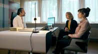 Die Heiland - Wir sind Anwalt – Romy Heiland (Christina Athenstädt, M.) und ihr Assistentin Tilly Vogel (Sina Reiß, r.) konfrontieren Dr. Assadi (Majid Bakhtiari, l.) mit den Anschuldigungen ihrer Mandantin.