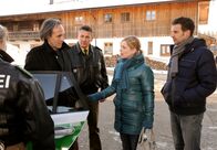 Sturm der Liebe – ARD STURM DER LIEBE FOLGE 1291 Uhr im ERSTEN. Lena (Johanna Bönninghaus, 2.v.r.) ist heilfroh, dass ihr Peiniger endlich gefasst ist: Nils' (Florian Stadler, r.) Vater Curd (Holger Gotha, 2.v.l.) wird von Polizisten (Komparsen) abgeführt.