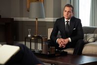 Suits – Durch die Scheidung seines Bruders und den Weggang von Mike werden bei Harvey (Gabriel Macht) alte Wunden aufgerissen. Er kämpf mit Verlustängsten und denkt darüber nach, professionelle Hilfe in Anspruch zu nehmen.