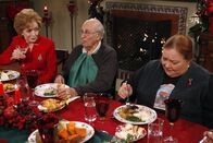 Two and a Half Men – Das Fest der Liebe: Evelyn (Holland Taylor, l.), Marty (Carl Reiner, M.) und Berta (Conchata Ferrell, r.) ...