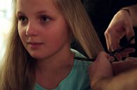 Das Mädchen mit den langen Haaren – Jetzt geht es los! Janne lässt sich die Haare schneiden. Ihre Haare waren ihr Markenzeichen. Ist sie wirklich bereit, darauf zu verzichten?