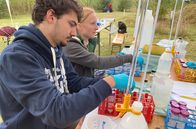 Re: – Im Feldversuch werden die ersten Wasserproben analysiert. Was ist aus dem Boden an Schadstoffen noch ins Grundwasser durchgesickert?