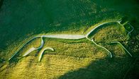 Tolkien - Die wahre Geschichte der Ringe – Luftaufnahme von grüner Landschaft