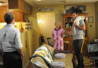 Hawaii Five-0 – Danny (Scott Caan, l.) und Steve (Alex O'Loughlin, r.) legen sich in der Wohnung von Ruth Tennenbaum (Cloris Leachman, M.) auf die Lauer, um einen Mordfall aufzuklären ...