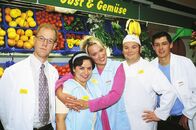 Ritas Welt – v.li.: Schumann (Lutz Herkenrath), Gisela "Gisi" (Franziska Traub), Rita (Gaby Köster), Bernie (Georg Alfred Wittner), Kevin (Kevin Lorenz)