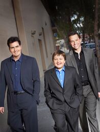 Two and a Half Men – Alan Harper (Jon Cryer, r), Charlie Harper (Charlie Sheen, l), Jake Harper (Angus T. Jones, m)
