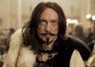 1 1/2 Ritter – Wirbt um die Prinzessin Herzelinde, doch die findet an dem halbseidenen Geschäftsmann keinerlei Gefallen: Graf Luipold Trumpf (Udo Kier) ...