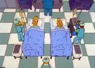 Die Simpsons – Homer (l.) wird auf eine Operation vorbereitet, weil er seinem Vater eine Niere spenden soll. Allerdings nimmt Homers egoistisches Wesen im letzten Augenblick überhand, und statt die Niere zu spenden, macht sich Homer auf und davon.