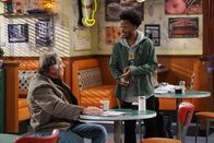 Superior Donuts – Franco (Jermaine Fowler, r.) möchte an dem Tag, an dem Arthur (Judd Hirsch, l.) frei hat und ihm den Laden überlässt, alles anders machen und muss schon bald feststellen, dass vielleicht doch nicht alle von Arthurs Regeln so schlecht und sinnlos sind ...