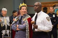 Brooklyn Nine-Nine – Jake Peralta (Andy Samberg, l.); Captain Ray Holt (Andre Braugher, r.)