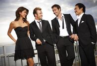 Hawaii Five-0 – (1. Staffel) - Kämpfen gegen das organisierte Verbrechen auf den sonnenverwöhnten Stränden von Hawaii: Steve McGarrett (Alex O'Loughlin, 2.v.r.), Danny Williams (Scott Caan, 2.v.l.), Chin Ho Kelly (Daniel Dae Kim, r.) und Kono Kalakaua (Grace Park, l.) ...