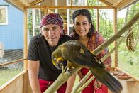 Löwenzahn – Fritz Fuchs (Guido Hammesfahr) und Yasemin (Sanam Afrashteh) freuen sich. Die neu gebaute Voliere scheint auch dem zugeflogenen Papagei zu gefallen.