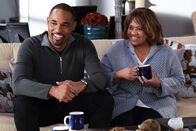 Station 19 – Station 19 Staffel 5 Folge 13 Können ihr Glück kaum fassen: Jason George als Ben Warren, Chandra Wilson als Miranda Bailey Copyright: SRF/ABC Studios