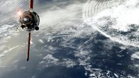 Unser Universum – Jedes Jahr schießen wir Hunderte von Satelliten in den Weltraum. Sie umkreisen unsere Erde mit über 28 000 Kilometern pro Stunde.