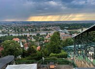 Eisenbahn-Romantik – Bergbahnen Dresden - Von der Terrasse der Bergstation in Oberloschwitz hat der Besucher einen guten Rundblick auf Dresden und das Elbtal.