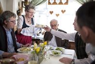 Heimatleuchten – Obwohl schon längst an Sohn Jörg übergeben, ist es schlussendlich Seniorchefin Lisi, die den Betrieb des Traditionsgasthauses aufrecht hält.