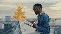 L'Opéra - Dancing in Paris – Flora (Suzy Bemba) muss sich bestmöglich auf ihr nächstes Vortanzen vorbereiten. Denn für sie steht alles auf dem Spiel.